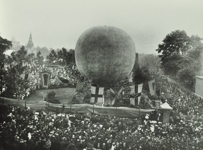 Kavak Dinlenme Alanı: Kalabalık bir sıcak hava balonunu izliyor, 1892 by English Photographer