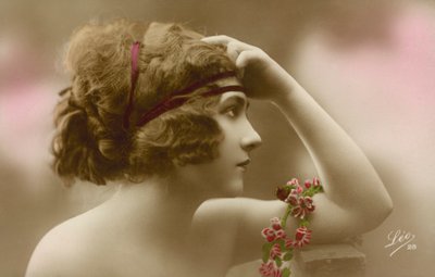 Genç bir kadının portresi (renkli fotoğraf) by English Photographer