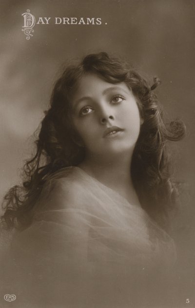 Güzel kız, gündüz rüyası (s/b fotoğraf) by English Photographer