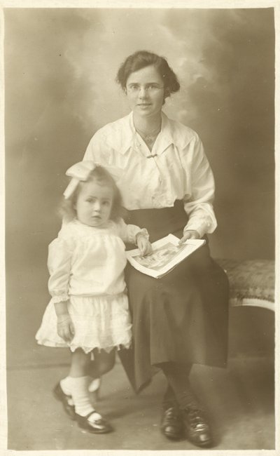 Güzel kız, anne veya mürebbiye, küçük çocuğa fotoğraf gösteriyor (s/b fotoğraf) by English Photographer