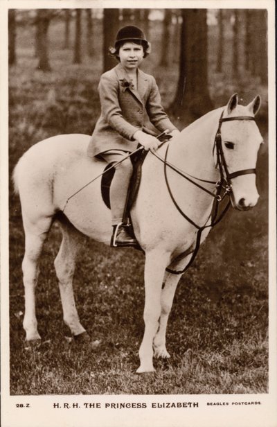 Prenses Elizabeth (daha sonra Kraliçe II. Elizabeth) beyaz bir midilliye biniyor (s/b fotoğraf) by English Photographer