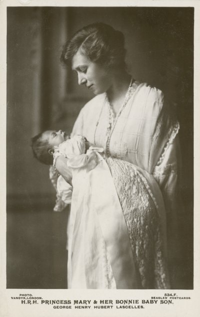 Prenses Mary, Vikontes Lascelles, en büyük oğlu George ile birlikte by English Photographer