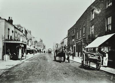 Putney High Street, köprüye doğru bakıyor, 1885 by English Photographer