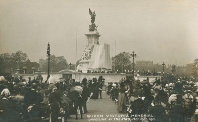 Kraliçe Victoria Anıtı, Kral tarafından açılışı, 16 Mayıs 1911 by English Photographer