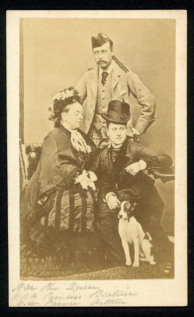 Kraliçe Victoria, Prenses Beatrice ve Prens Arthur by English Photographer