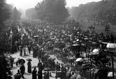 Rotten Row, Hyde Park, Londra, 1890 dolayları by English Photographer