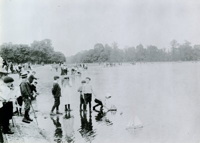 Yuvarlak Göl, Kensington Bahçeleri by English Photographer