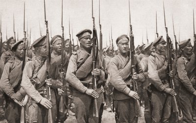 Birinci Dünya Savaşı sırasında geçit töreni yapan ve silah sunan Rus piyade, The Illustrated War News, 1915 by English Photographer