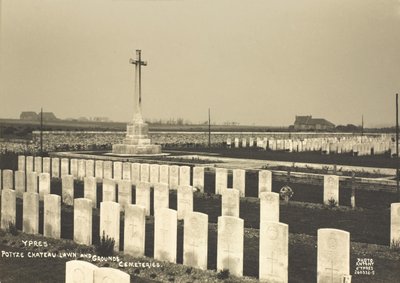 Saint-Charles de Potyze mezarlığı, Ypres by English Photographer