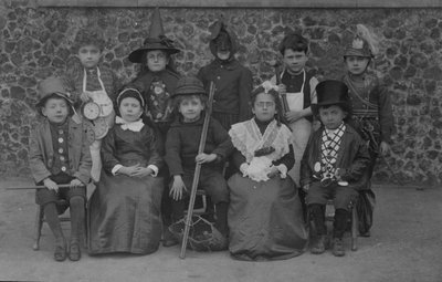Okul çocukları, Norfolk, 20. yüzyılın başlarında süslü elbiseli (s/b fotoğraf) by English Photographer