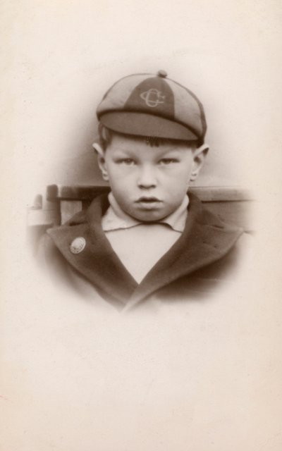 Üniformalı okul çocuğu (s/b fotoğraf) by English Photographer