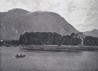 İskoçya: Inverlochy Kalesi Harabeleri, Ben Nevis (s/b fotoğraf) by English Photographer