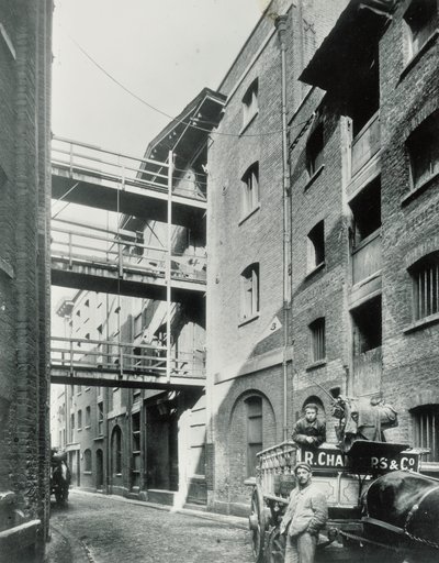 Shad Thames, Londra, 1890 by English Photographer
