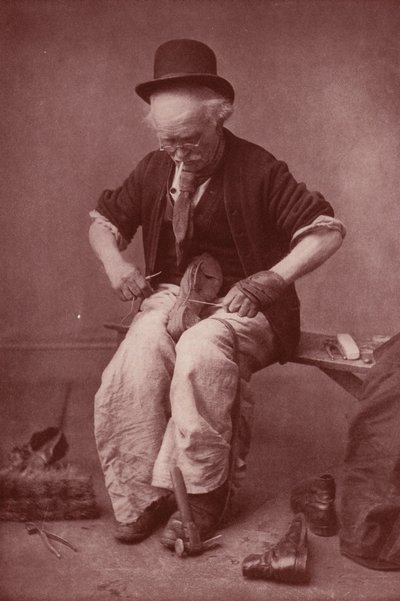 Kunduracı iş başında (siyah-beyaz fotoğraf) by English Photographer