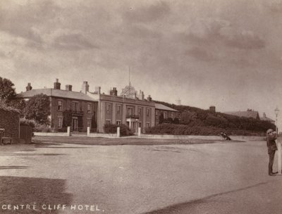 Southwold: Center Cliff Hotel (s/b fotoğraf) by English Photographer