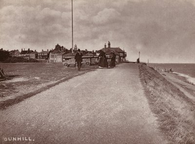 Southwold: Gunhill (s/b fotoğraf) by English Photographer