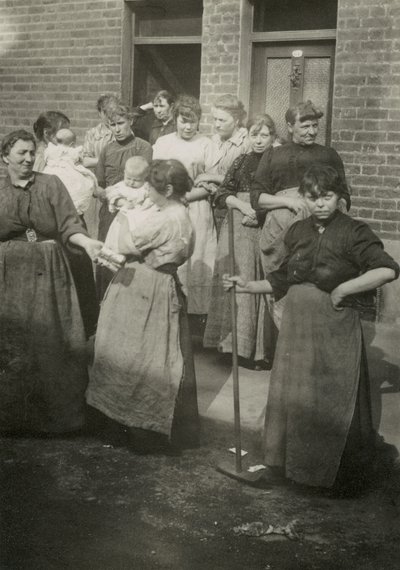 Sokak sahnesi, kadınlar ve bebekler, Londra by English Photographer