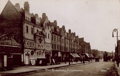 Broadway, Cricklewood, Londra by English Photographer