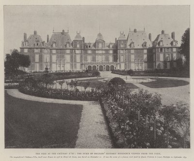 Chateau dEu'daki Yangın, Orleans Dükü Tarihi Konutu Parktan Görüntülendi by English Photographer