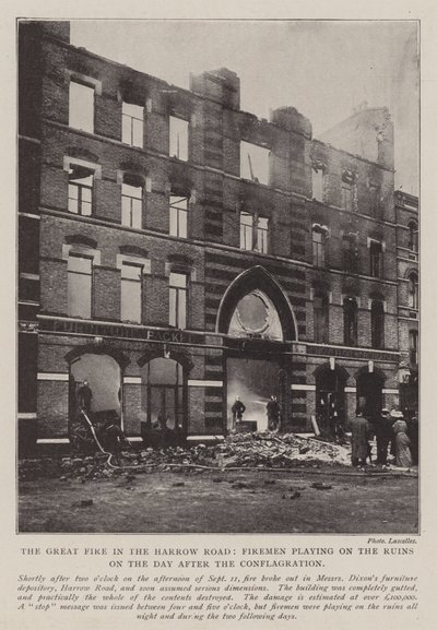 Harrow Yolundaki Büyük Ateş, Yangından Sonraki Gün İtfaiyeciler Harabelerde Oynarken by English Photographer