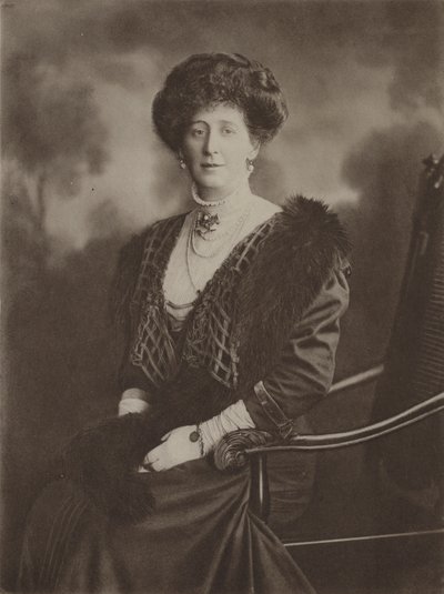 Saygıdeğer Bayan Eustace Fiennes (b/w fotoğraf) by English Photographer