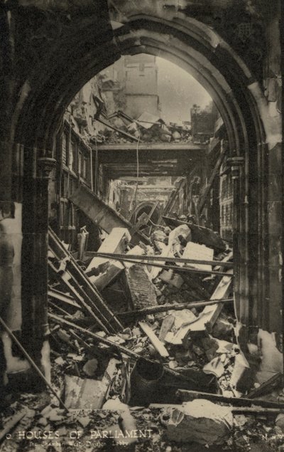 Parlamento Binaları, Londra, 2. Dünya Savaşı sırasında bomba hasarını gösteriyor (s/b fotoğraf) by English Photographer