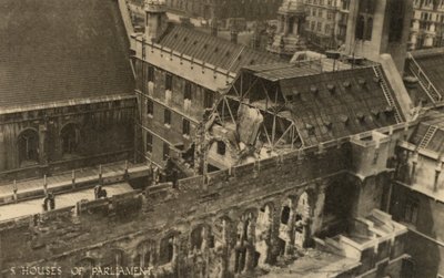 Parlamento Binaları, Londra, 2. Dünya Savaşı sırasında bomba hasarını gösteriyor (s/b fotoğraf) by English Photographer