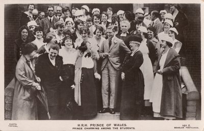 Galler Prensi (daha sonra Kral Edward VIII), bir grup kız öğrenciyle (s/b fotoğraf) by English Photographer