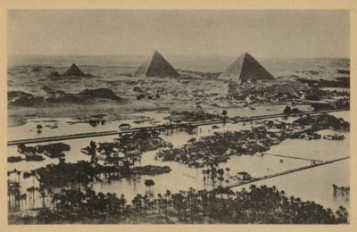 Sel zamanında Piramitler, Giza, Mısır (b/w fotoğraf) by English Photographer