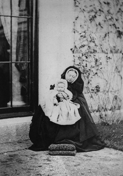 Hessen Kraliçesi ve Prensesi Victoria, 1863 by English Photographer