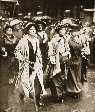 Kadınların 'Hizmet Hakkı' Gösterisi: 'Resimli Savaş Haberleri'nden Bayan Pankhurst ve Arkadaşları by English Photographer