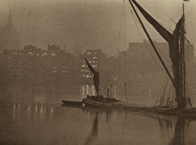 Gecenin gölgeleri Londra nehrinin üzerine yavaşça düşüyor (siyah-beyaz fotoğraf) by English Photographer