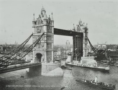 Açıldığı gün Tower Bridge, 1894 by English Photographer