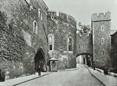 Londra Kulesi, Tower Hill: Kanlı Kule, 1890 by English Photographer