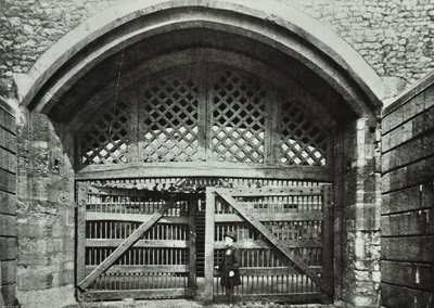 Londra Kulesi, Tower Hill: Hainler Kapısı, 1890 by English Photographer