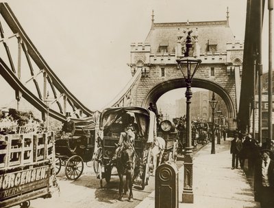 Tower Bridge üzerinden geçen trafik by English Photographer
