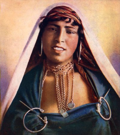 Tunuslu kız (renkli fotoğraf) by English Photographer
