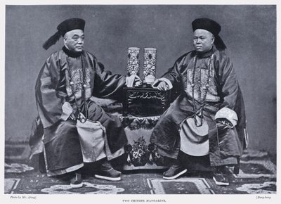 İki Çin Mandarin (s/b fotoğraf) by English Photographer