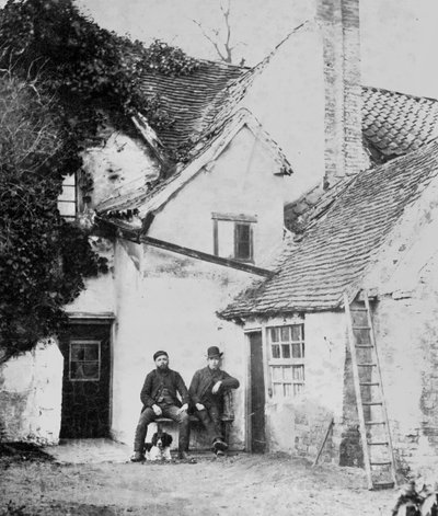 Enfield kulübesinin dışında iki adam, 1890 dolayları (s/b fotoğraf) by English Photographer