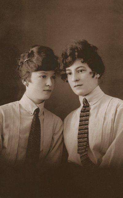 Kravat takan iki genç Edward dönemi kadını (b/w fotoğraf) by English Photographer