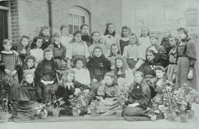 Bilinmeyen kız sınıfı, 1896 by English Photographer