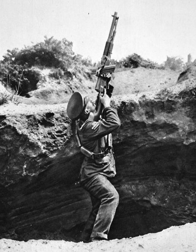 Bir mermi deliğinden Hotchkiss otomatik tüfek kullanmak: beklenmedik bir saldırı, The Illustrated War News, 2 Ağustos 1916 by English Photographer
