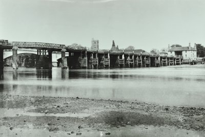 Arka planda oast house ve All Saints Kilisesi ile Eski ve Yeni Putney Köprülerinin görünümü, 1885 by English Photographer