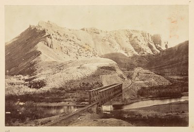 Pasifik Demiryolu, ötesinde dağlar ile kirişli bir köprü üzerinde bir nehri geçen demiryolu hattının manzarası by English Photographer