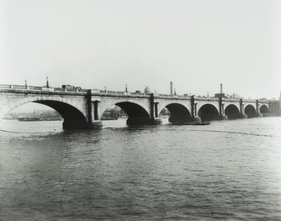 Waterloo Köprüsü: Kuzey kıyısından görünüm, 1895 by English Photographer