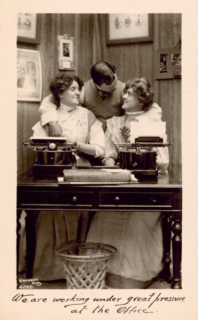 Ofiste büyük baskı altında çalışıyoruz by English Photographer