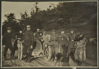 William Lawrence Bragg ve Harold Roper, bir dağ yolunda motorlu bir grubun parçası olarak, Vosges, 1915 by English Photographer