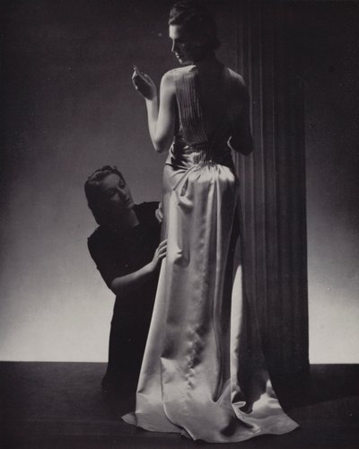 Elbise giydirilen kadın (b/w fotoğraf) by English Photographer