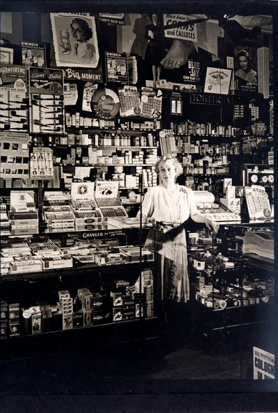 Bir tütüncüde kadın dükkâncı (s/b fotoğraf) by English Photographer
