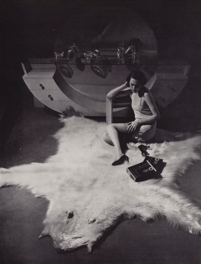 Ayı postu kilim üzerinde oturan kadın (b/w fotoğraf) by English Photographer